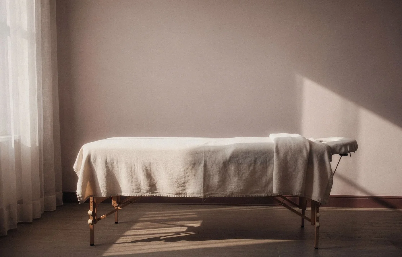 Praxisraum für Rebalancing und Körpertherapie in Stuttgart — warme Atmosphäre mit Massageliege