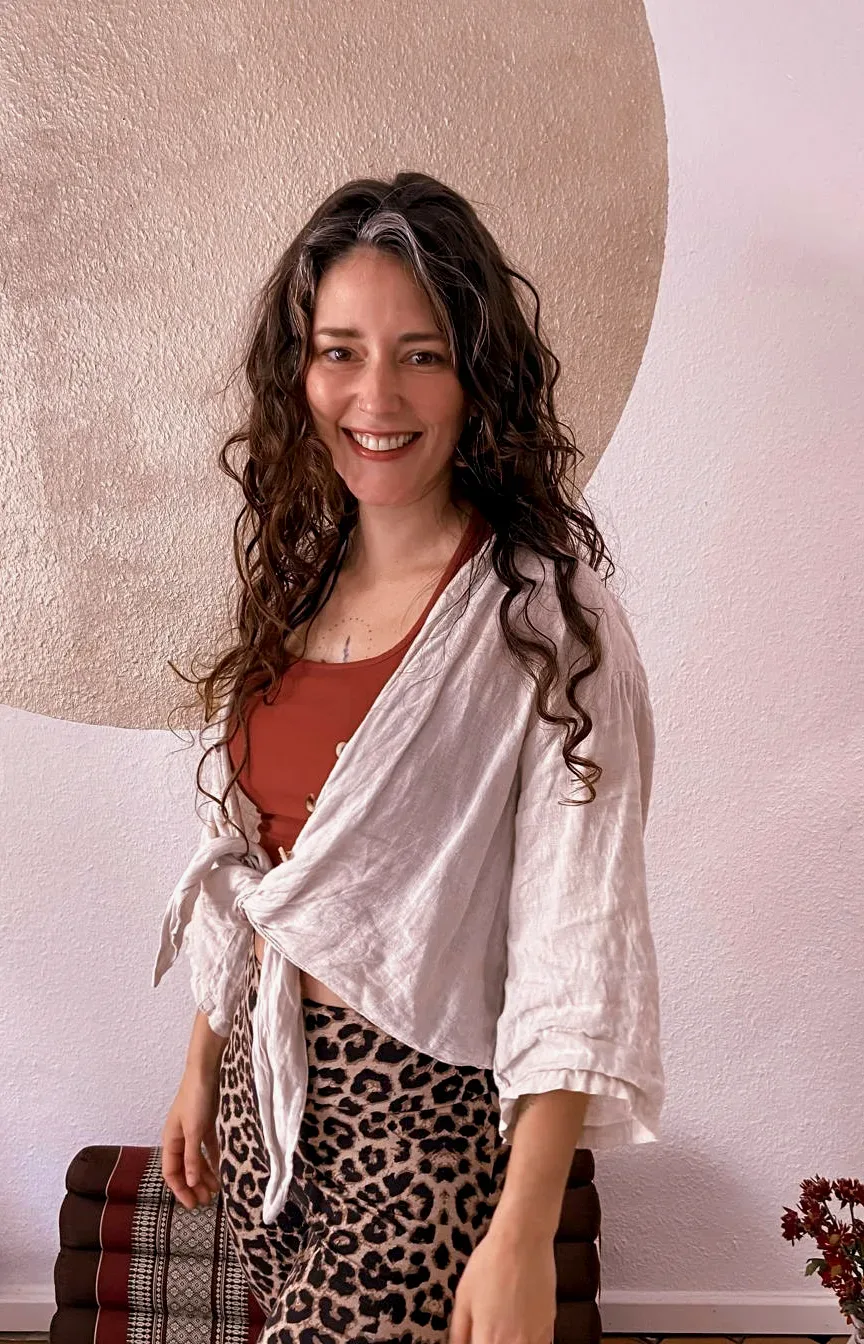 Melissa Gründler, lächelnd vor einer hellen Wand